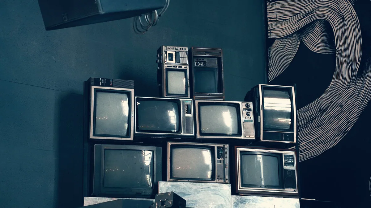 Un ancien téléviseur posé dans une pièce.