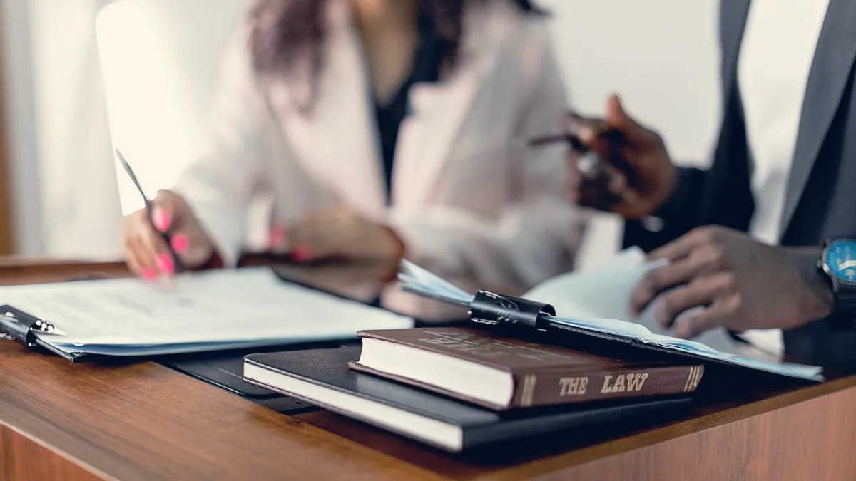 Un ouvrage de droit et un stylo sur un bureau.