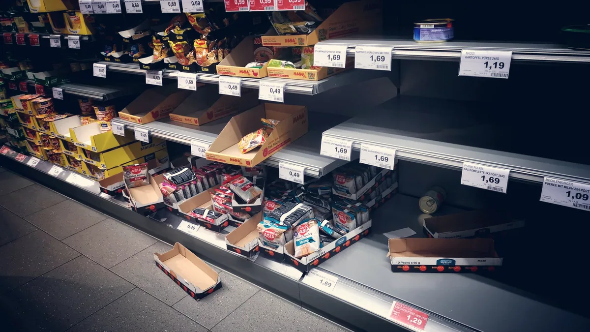 Des rayons de magasin en partie vides.