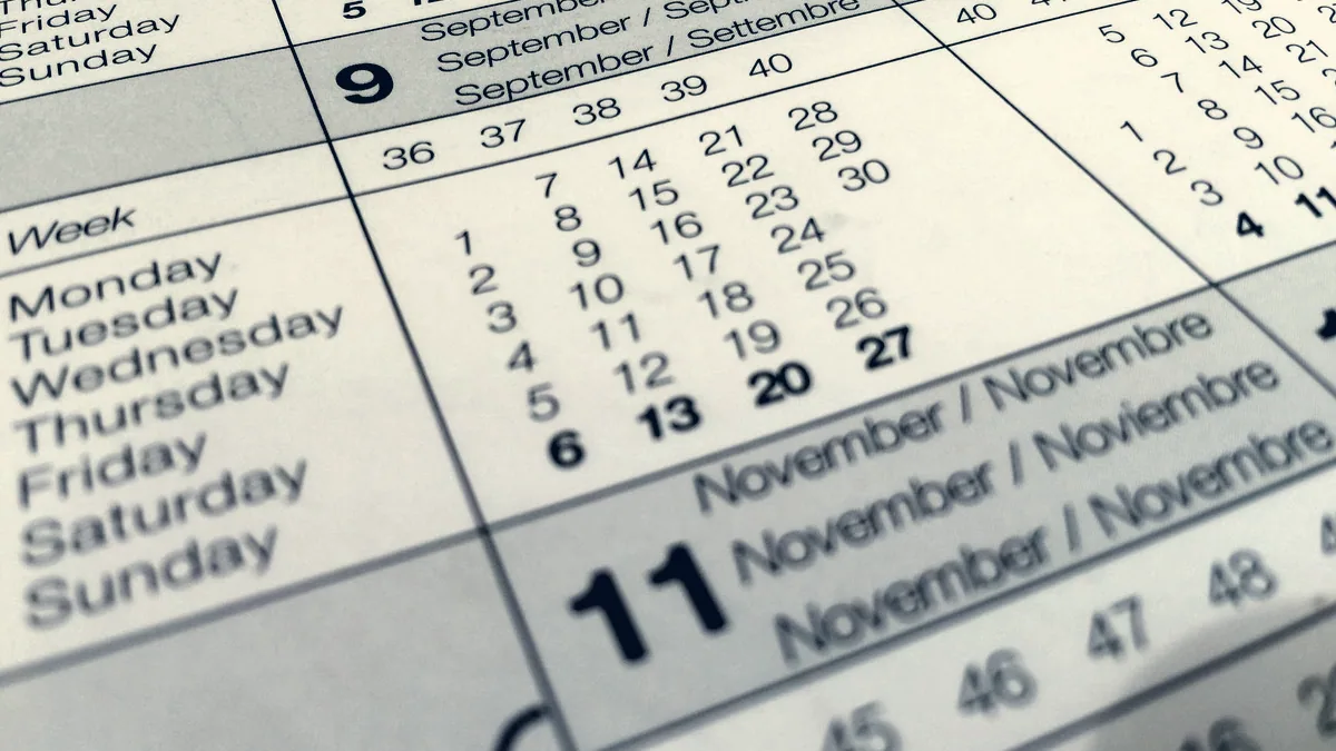 Des dates alignées sur les pages d'un calendrier.