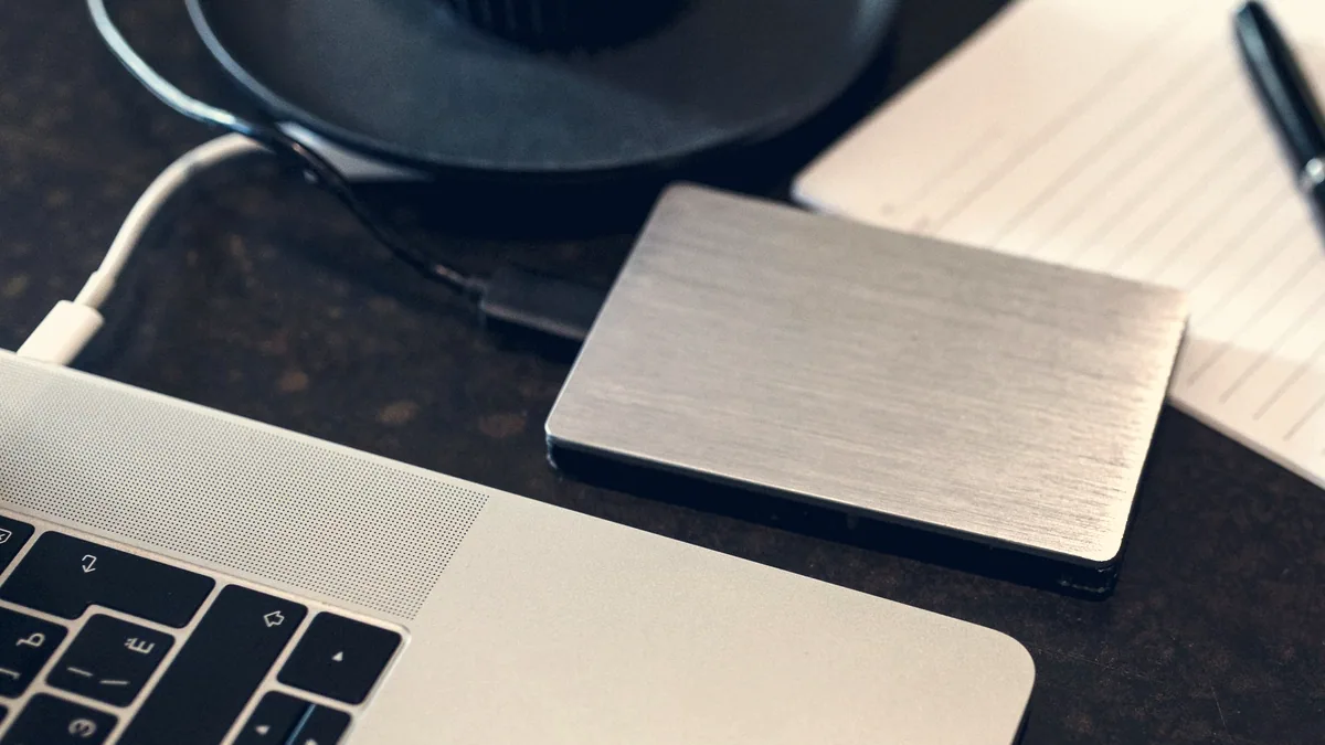 Un disque dur externe posé sur un bureau.