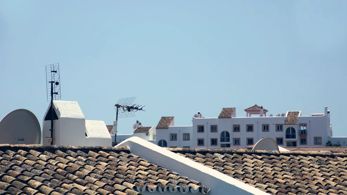 Une antenne de toit se détachant sur le ciel.