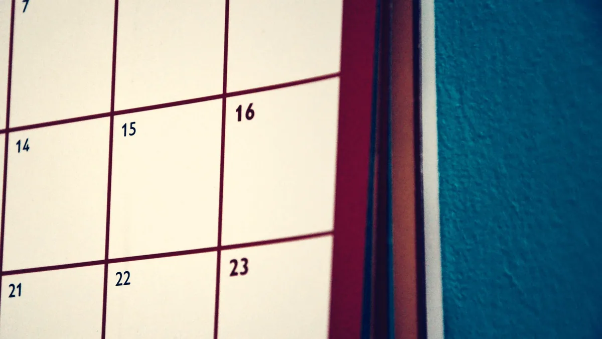 Un calendrier mural ouvert sur un mois entier.