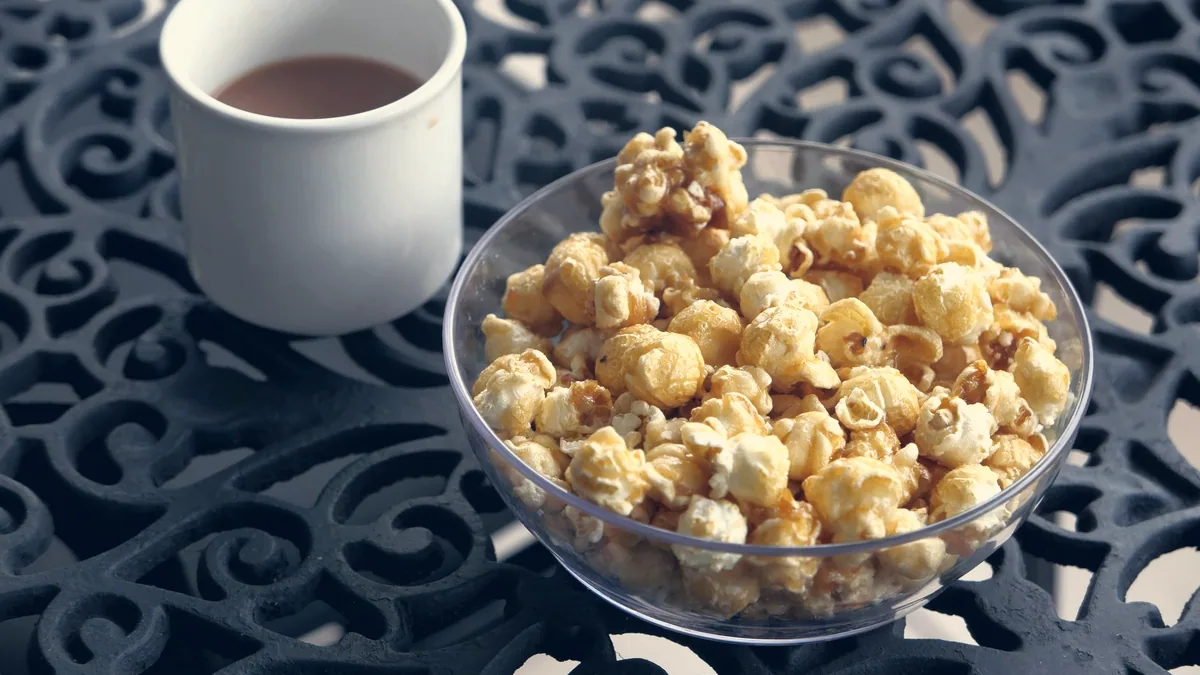 Un bol de pop-corn sur une table basse.