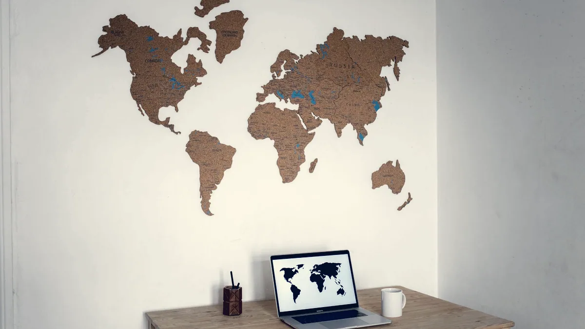 Une carte du monde accrochée au mur.
