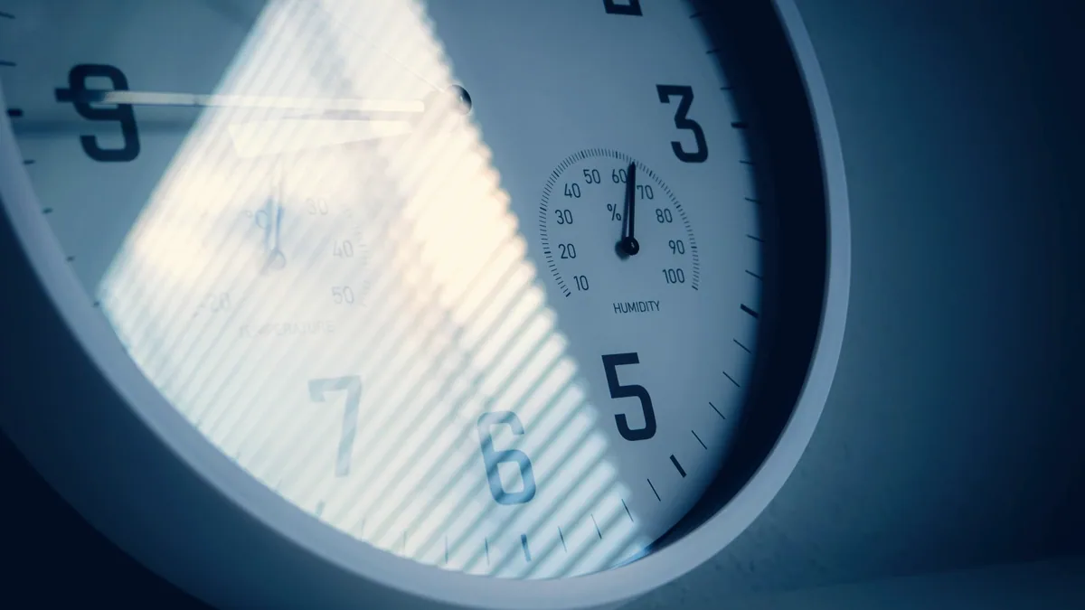 Une horloge accrochée au mur.