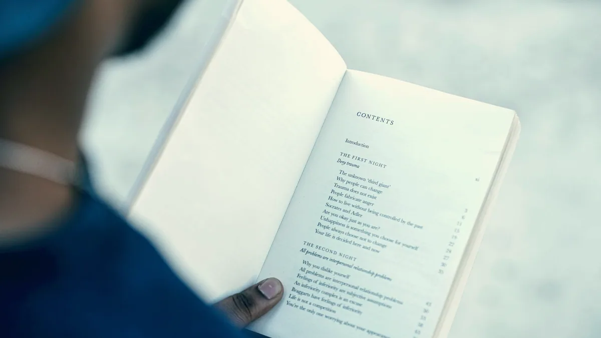 Un livre ouvert sur ses pages de sommaire.
